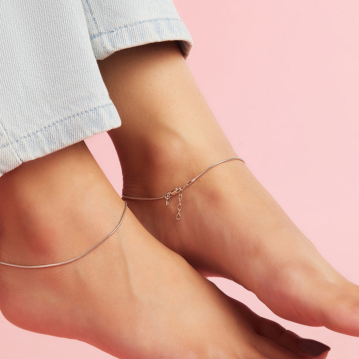 Woman wearing a 925 Sterling Silver rope chain anklet with clasp. Minimalist silver anklet for women – Zavya