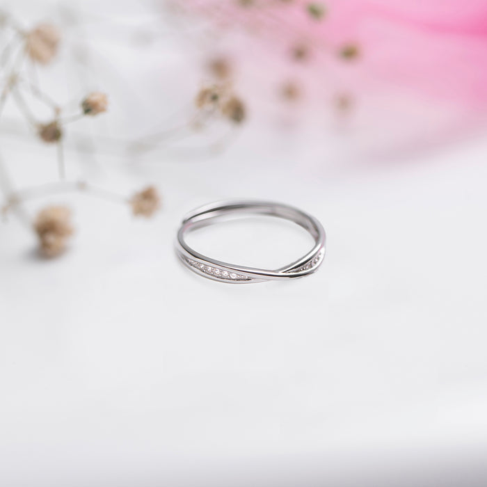 Everyday 925 Sterling Silver ring for women with a delicate twisted stone band. Minimalist jewellery – Zavya