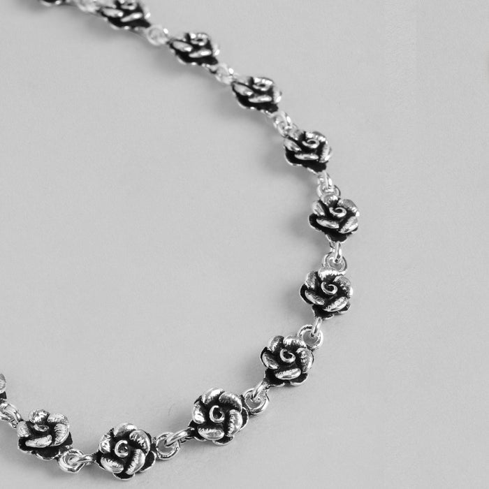 Women's 925 Sterling Silver floral anklet showing a close-up of detailed silver rose chain jewelry. – Zavya
