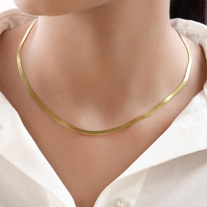 Woman wearing a gold plated 925 Sterling Silver snake chain necklace. Everyday jewellery for women – Zavya
