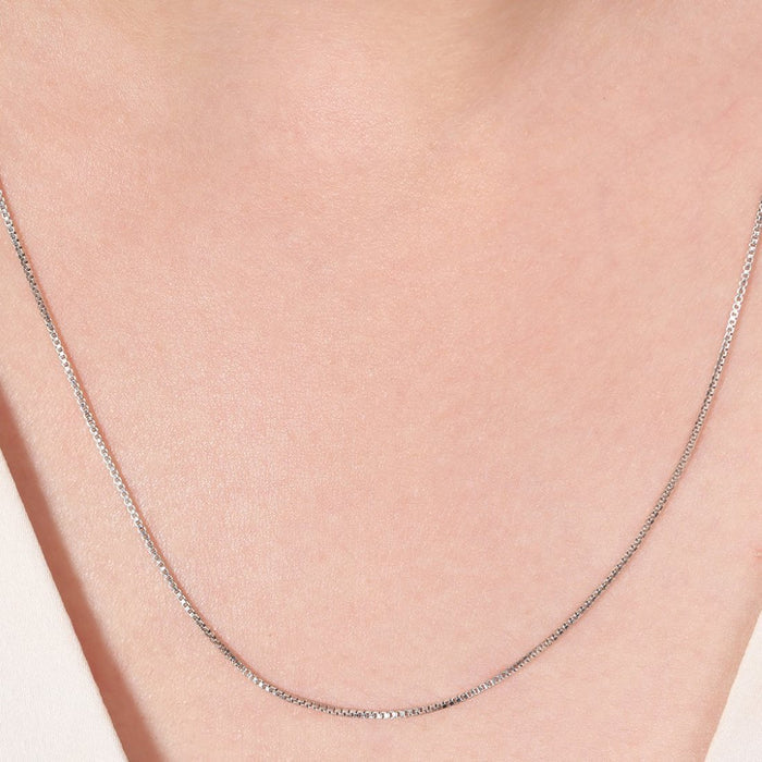 Woman wearing a 925 Sterling Silver box chain necklace. Minimalist everyday silver jewellery for women – Zavya