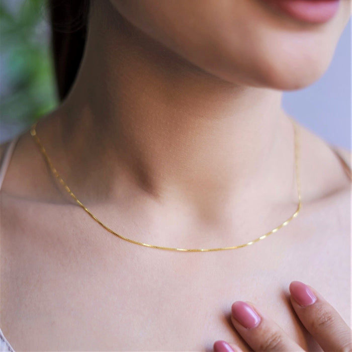 Woman wearing a sleek gold plated 925 Sterling Silver box chain necklace. Modern jewellery for women – Zavya