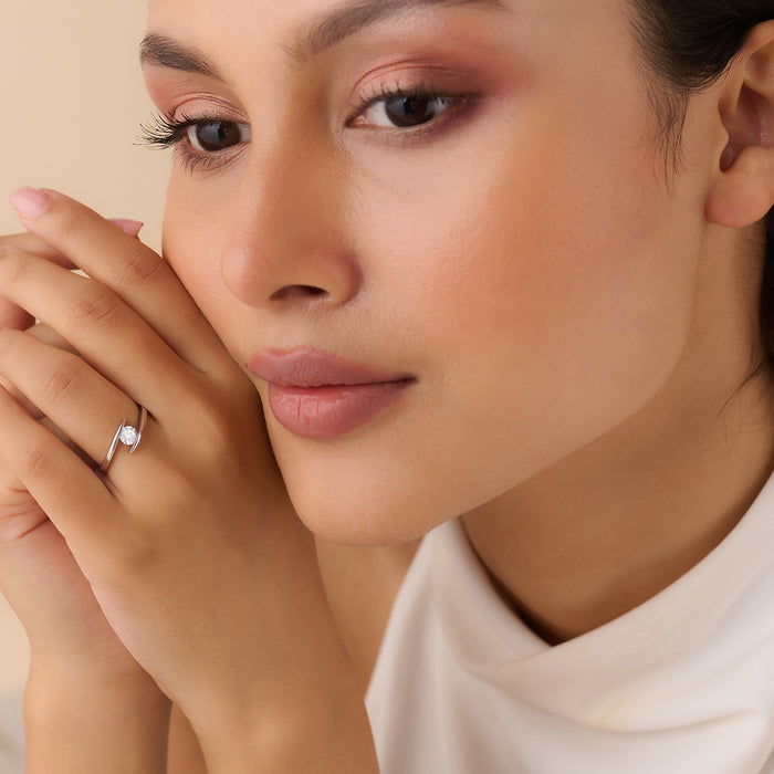 Woman wearing a 925 Sterling Silver solitaire ring. Elegant adjustable silver jewellery for women. – Zavya