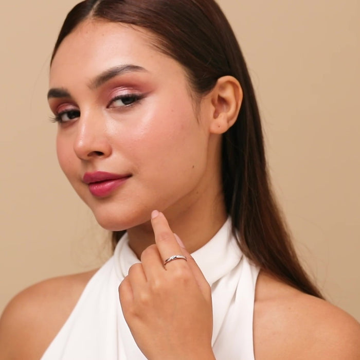 Woman wearing a 925 Sterling Silver adjustable ring. Elegant silver jewellery for women – Zavya