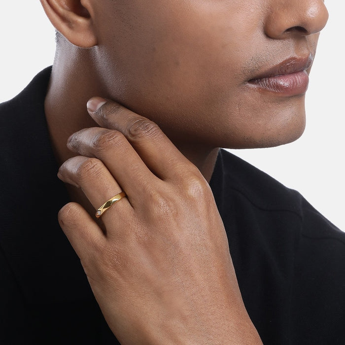 Man wearing a stylish gold plated 925 Sterling Silver ring. The perfect men's jewelry gift for him. – Zavya