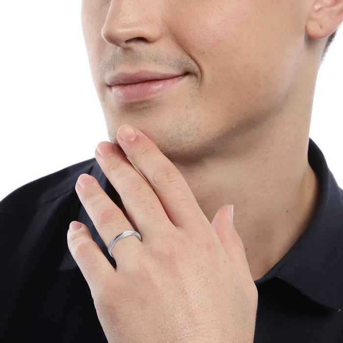 Man wearing a 925 Sterling Silver ring. Perfect men's jewellery gift for him. Silver band – Zavya