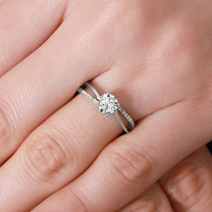 Twisted solitaire 925 Sterling Silver ring for women worn on a hand, with sparkling stones. – Zavya